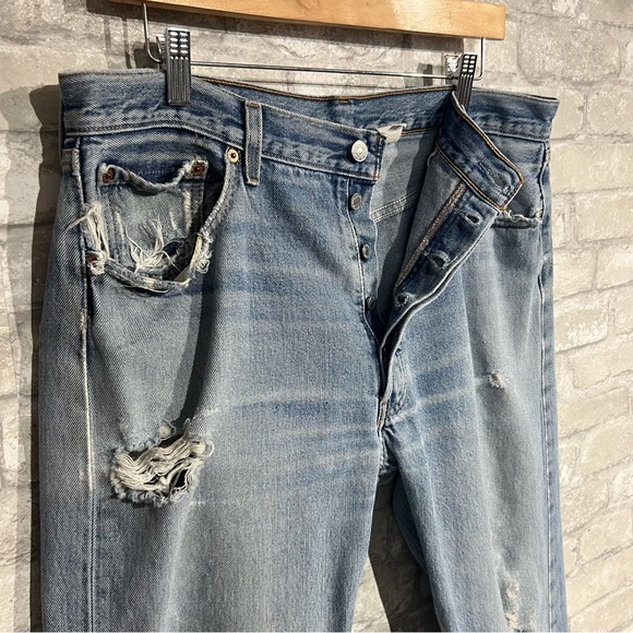 36x36 Vintage 90s Y2K Levi's 501 Button Fly Light Wash Dad Jeans *Flawed* - Picture 10 of 16
